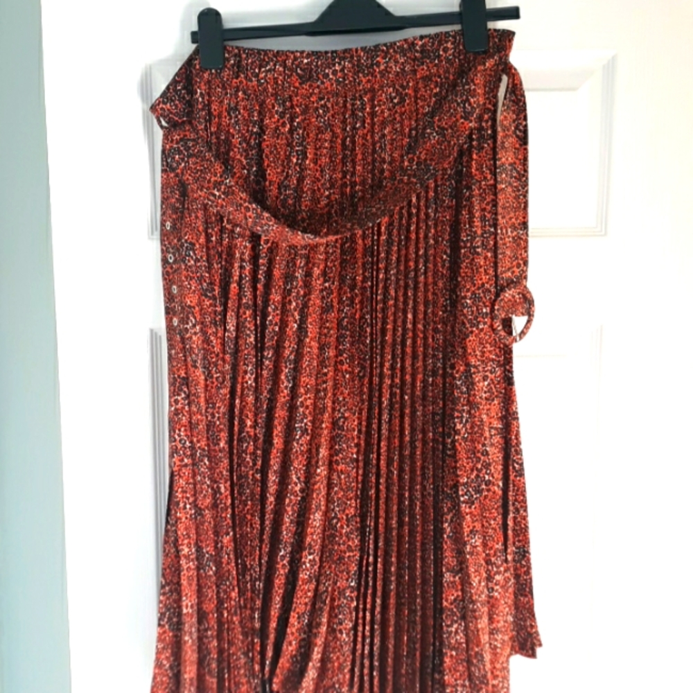 SKIRT.  by Topshop..size L.. 100% polyester